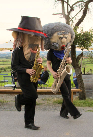 Tanzende Puppen mit Saxophon