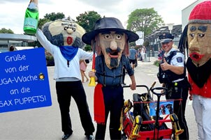 Fast wären die Sax Puppets auf der BUGA 2021 wegen Falschspiels verhaftet worden, mit einem Gruppenfoto konnten sie sich aber aus der Affäre ziehen.